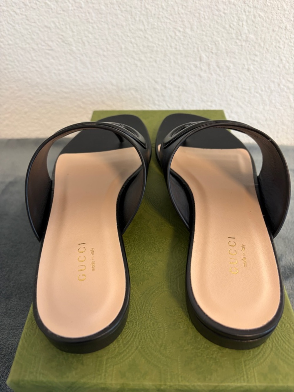 Gucci Black Leather Thong Slide Sandals with Beige Insole - Picture 5 of 9